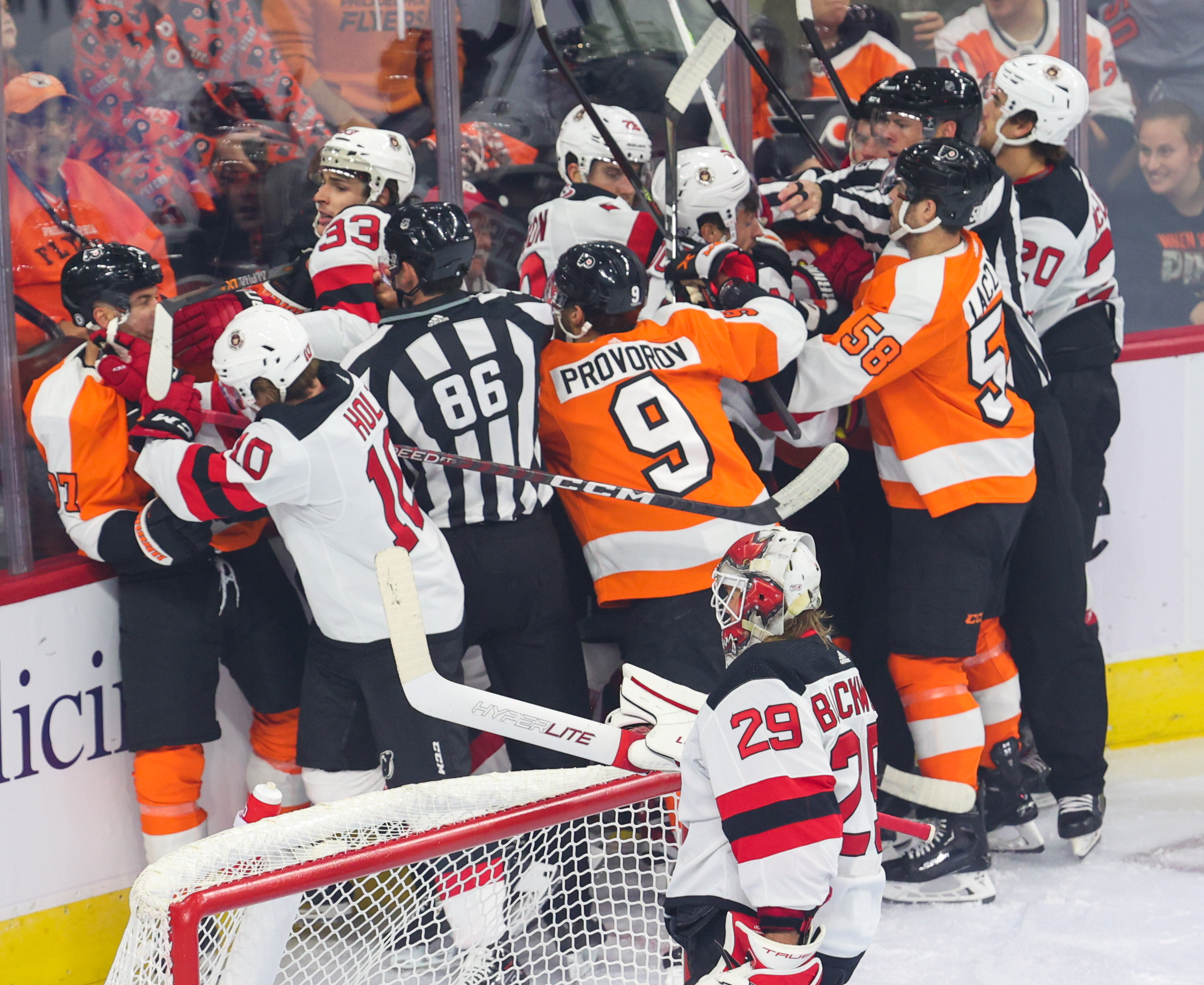 MetLife Stadium to host Flyers-Devils, Islanders-Rangers games